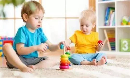 小问号教育：3-8岁儿童的八大敏感期-对细微事物感兴趣的敏感期（1.5-4岁）