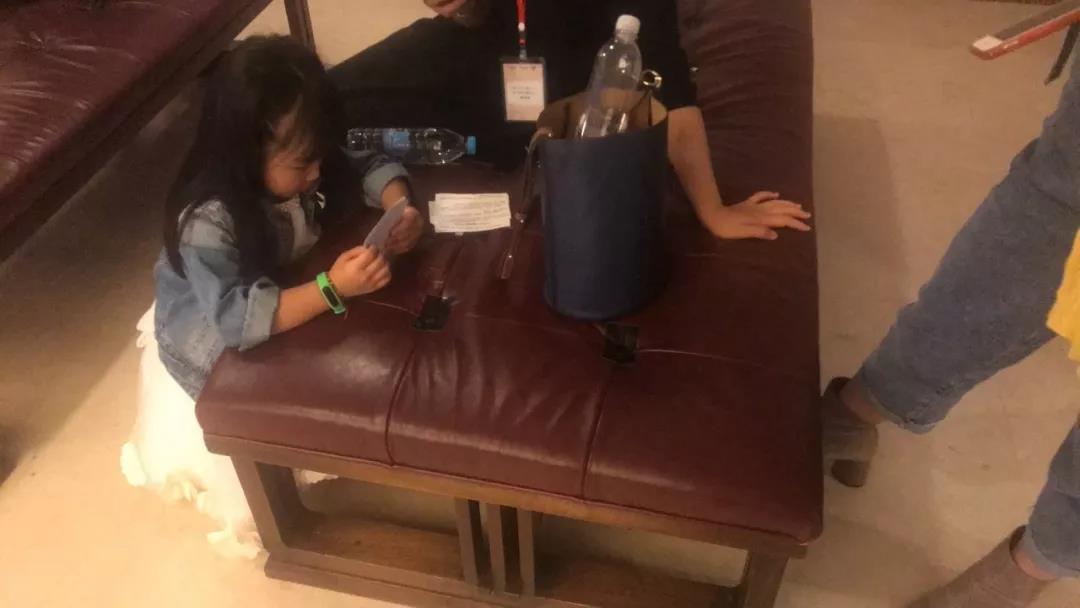 小问号学员陆可馨在认真的和搭档主持人对稿