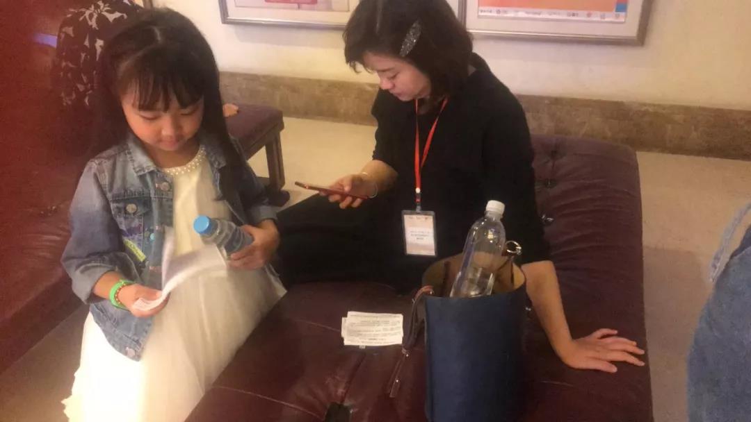 小问号学员陆可馨在认真的和搭档主持人对稿2