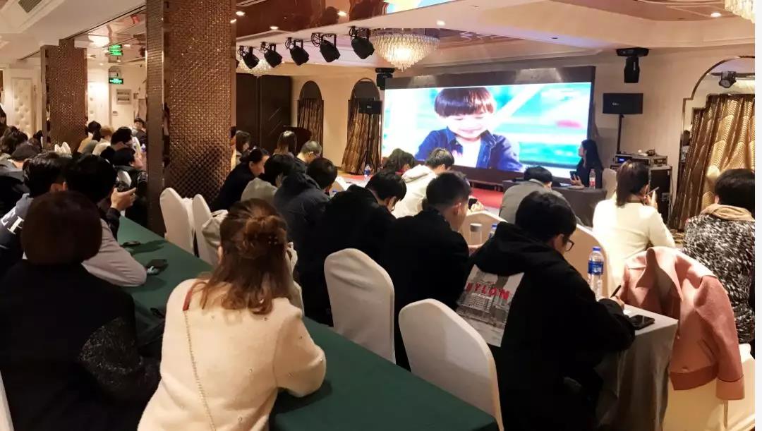 小问号教育在上海众多教育培训机构中脱颖而出，荣登“亲子必去榜”荣誉商户